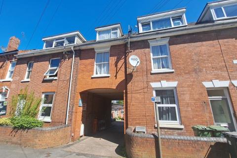 1 bed property, in Middle Street, £58,000