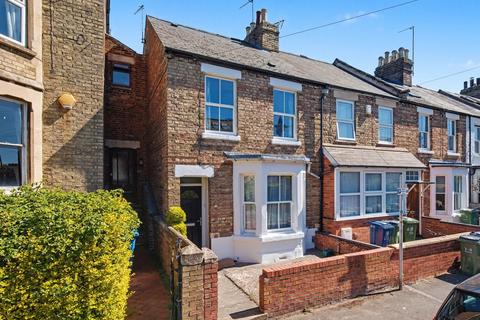 2 bed property, in Hurst Street, £525,000