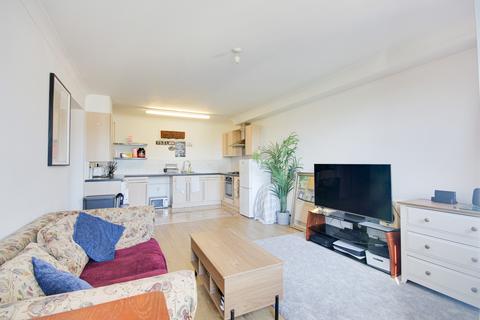 2 bed property, in Mayhill Way, £150,000