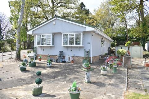2 bed property, in Greenacres Park, £185,000