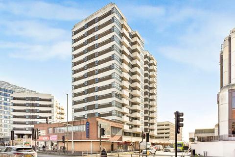 2 bed property, in Staines Road West, £80,000