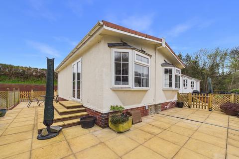 2 bed property, in Dippers Bank Park, £129,950