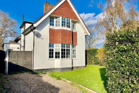2 bed property, in Windmill Hill, £600,000