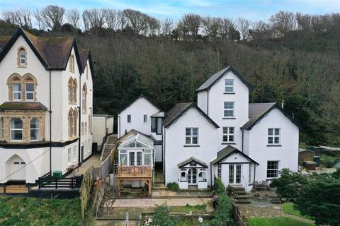 6 bed property, in Fosketh Hill, £485,000