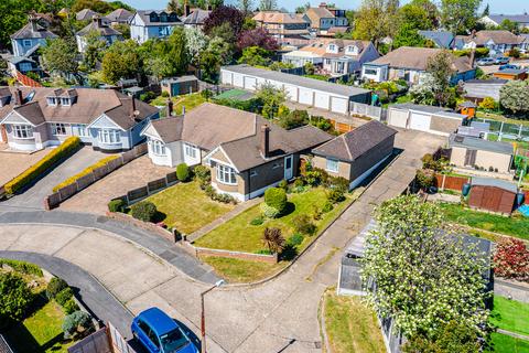 2 bed property, in Humber Close, £400,000