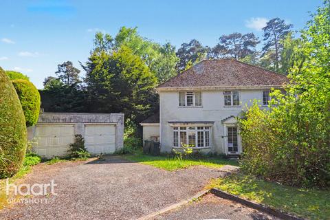4 bed property, in Tudor Close, £700,000