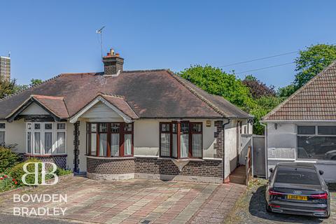 3 bed property, in Cedar Avenue, £500,000