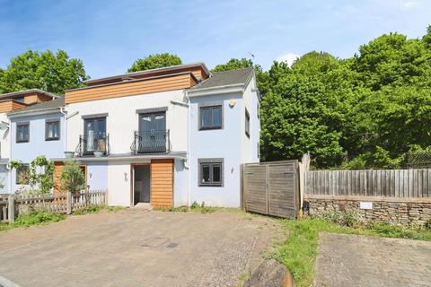 4 bed property, in Old Lamb Close, £400,000