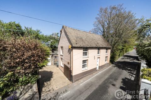 3 bed property, in Highlands Hill, £320,000