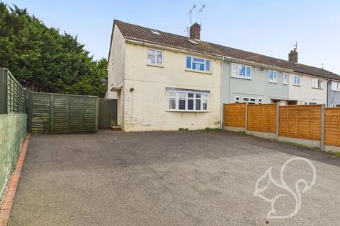 4 bed property, in Woodhall Close, £300,000