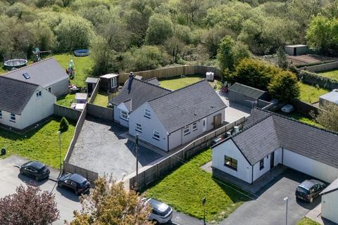 5 bed property, in Lamborough Crescent, £375,000