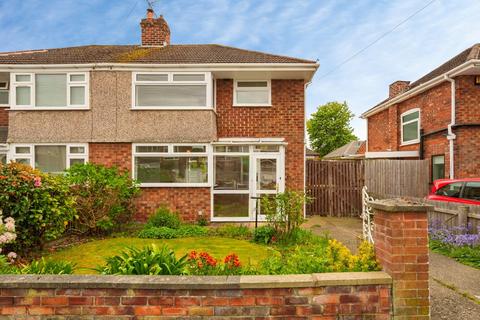 3 bed property, in Holly Avenue, £250,000