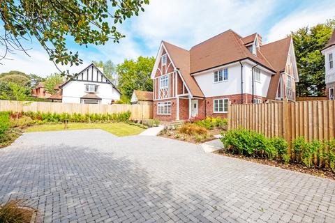 3 bed property, in Meyrick Park Crescent, £699,950