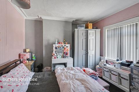 3 bed property, in London Road, £108,000