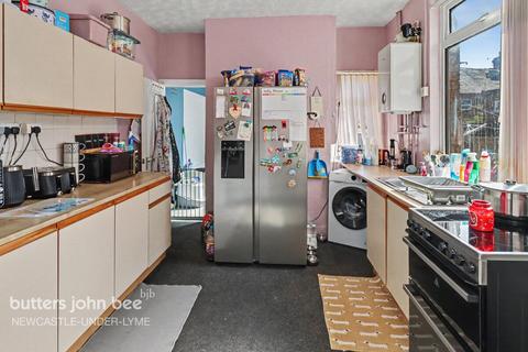 3 bed property, in London Road, £99,000