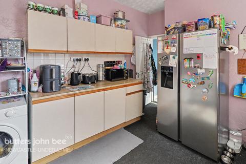 3 bed property, in London Road, £108,000