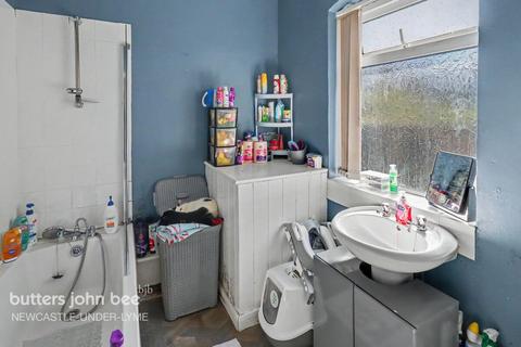 3 bed property, in London Road, £108,000