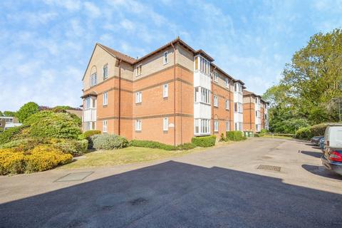 2 bed property, in Friday Wood Green, £160,000