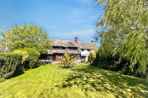 10 bed property, in Pinewoods, £850,000