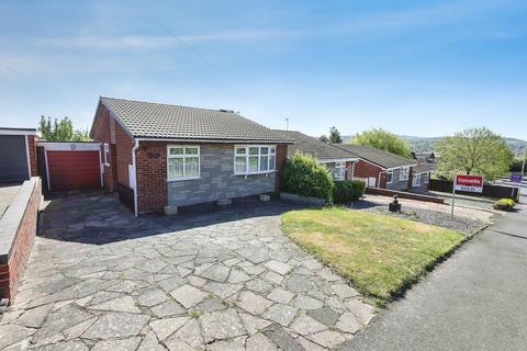 2 bed property, in Woods Lane, £200,000