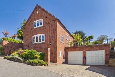 5 bed property, in Green Lane, £650,000