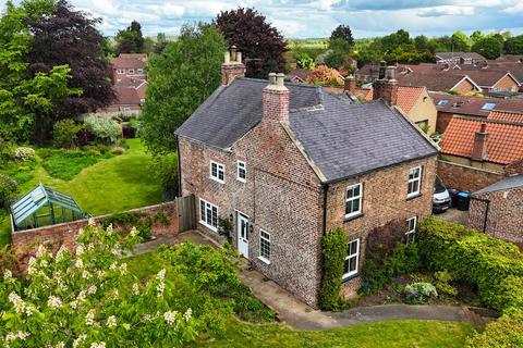 4 bed property, in The Hollies, £575,000