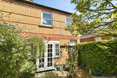 2 bed property, in Laburnum Villas, £325,000