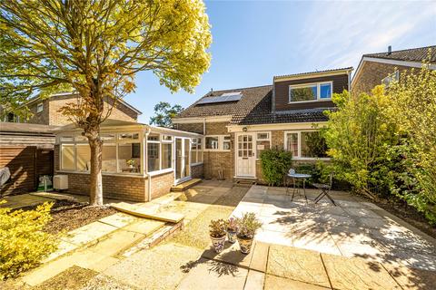 4 bed property, in Honeymeade Close, £365,000