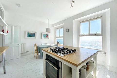 2 bed property, in Cresswell Street, £300,000