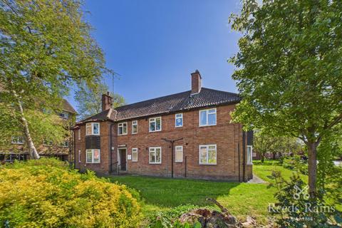 2 bed property, in Trent House, £200,000
