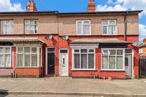 2 bed property, in Lea Road, £195,000