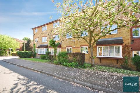 2 bed property, in Greenway Close, £285,000