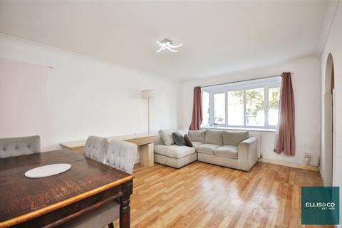 2 bed property, in Greenway Close, £270,000