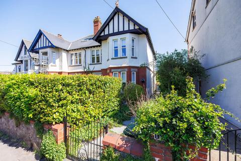 4 bed property, in Cardiff Road, £675,000
