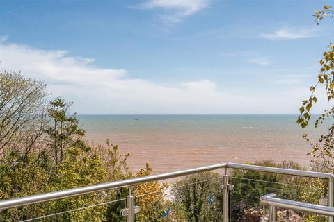4 bed property, in Woodland Avenue, £645,000