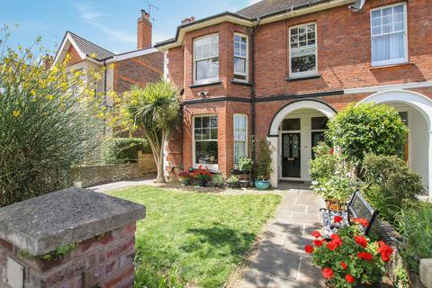 3 bed property, in Belsize Road, £300,000