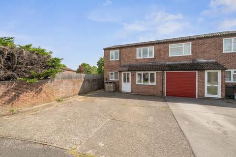 4 bed property, in Derwent Road, £400,000
