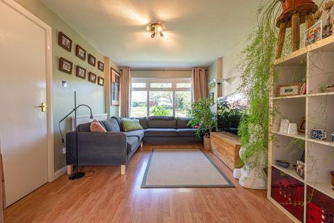 4 bed property, in Mill Common, £400,000