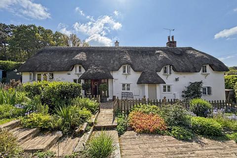 3 bed property, in Colehill, £689,500