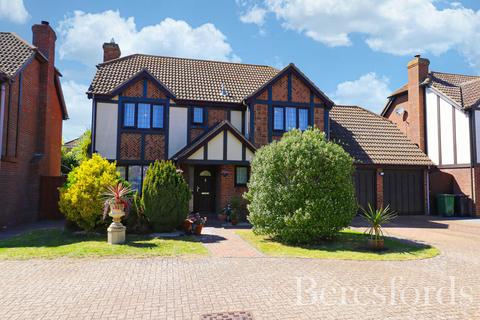 4 bed property, in Tudor Place, £575,000