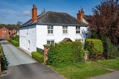 4 bed property, in Welland Road, £550,000