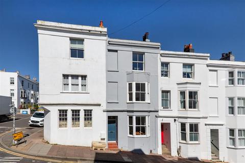 1 bed property, in Guildford Road, £220,000