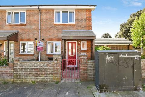 2 bed property, in Henderson Road, £315,000