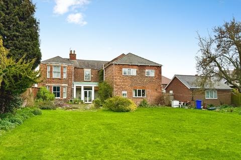 6 bed property, in Hallgate, £550,000