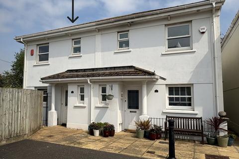 3 bed property, in Manor Court, £325,000