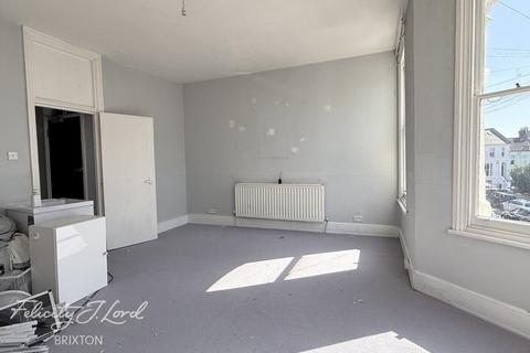 1 bed property, in Lindore Road, £460,000