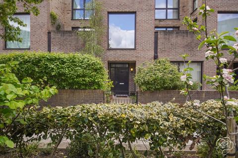 3 bed property, in Potters Row, £1,000,000