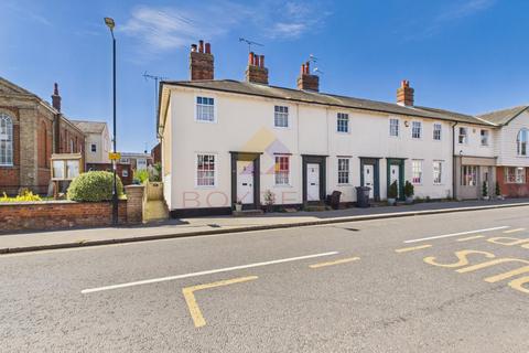 2 bed property, in High Street, £270,000