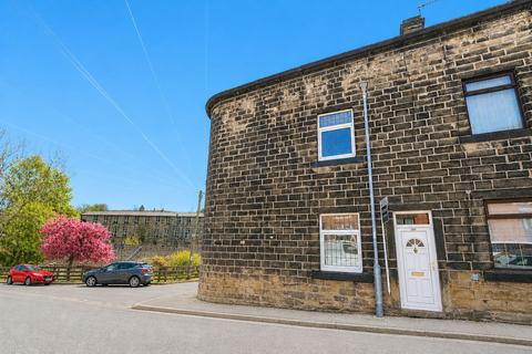 2 bed property, in Hollins Road, £175,000