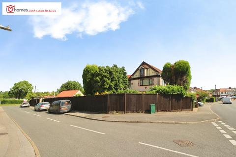 3 bed property, in Castle Road, £320,000
